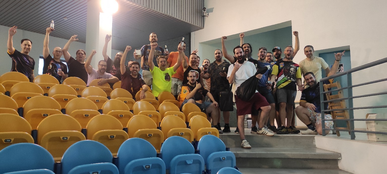 Grupo de jugadores celebrando juntos en las gradas