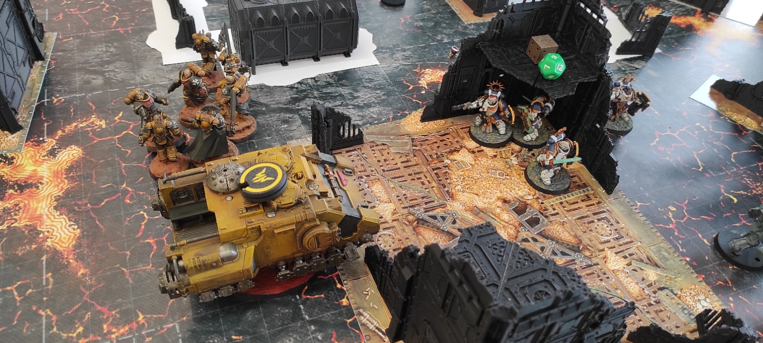 Vehículo y unidades de Warhammer 40.000 entre ruinas