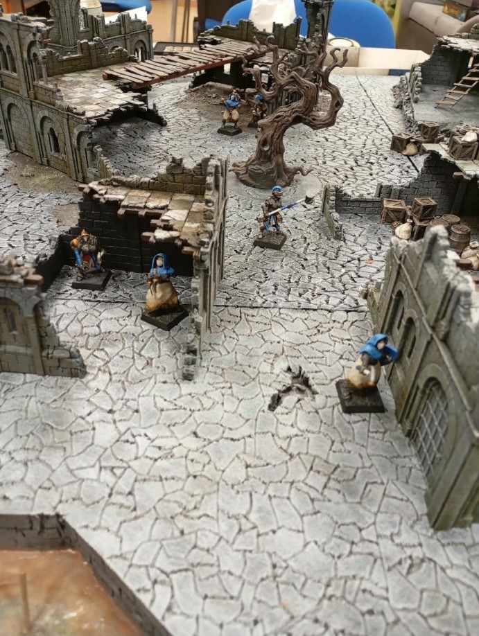 Miniaturas de una banda de Mordheim vestidas de azul