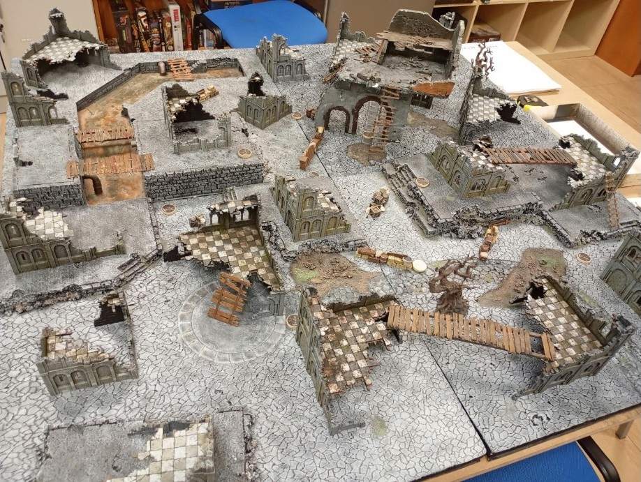 Mesa de Mordheim con edificios en ruinas y pasarelas
